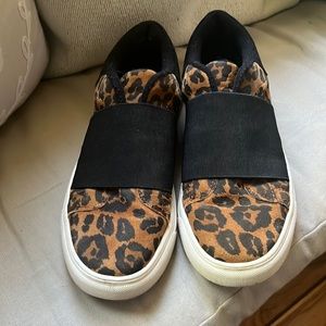 Vince Camuto pull on leopard cheetah print sneakers